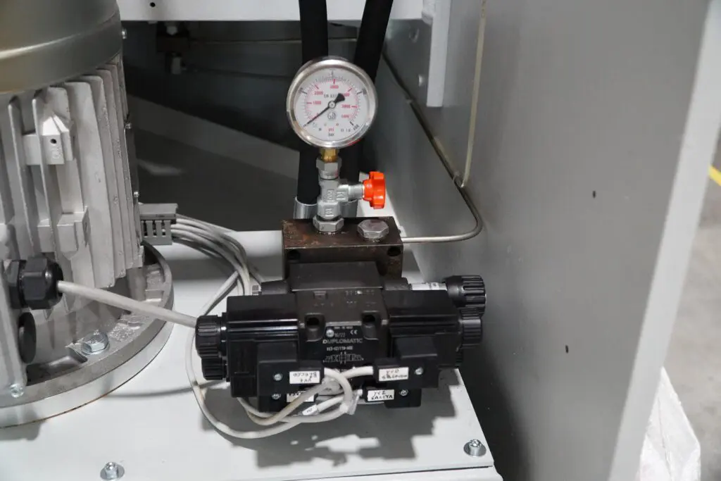 Morgan Rushworth Hydraulic Manifold Block & Pressure Gauge Assembly