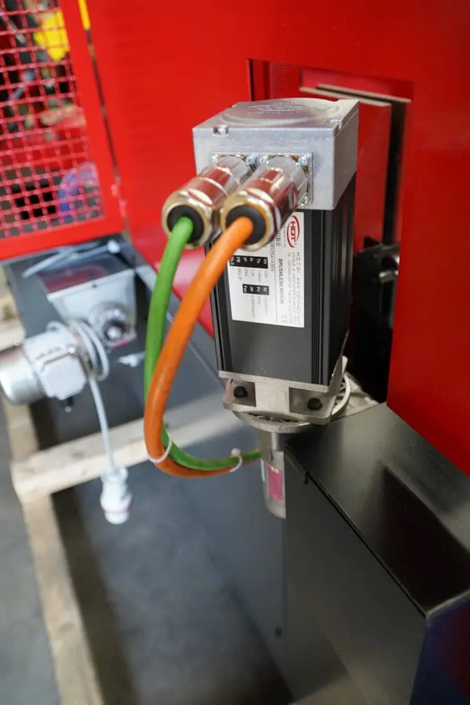Bianco DS CNC bandsaw featuring brushless motor technology for high-precision automatic bow rotation and material feeding carriage control.