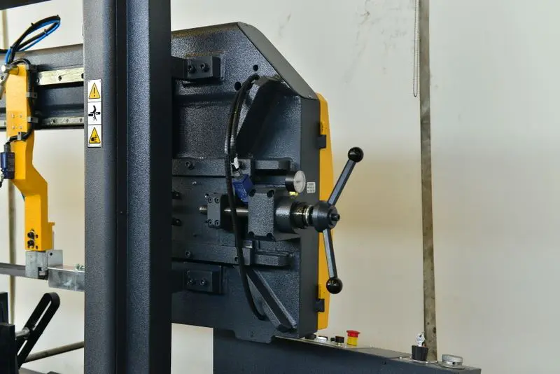 Hydromechanical Blade Tension