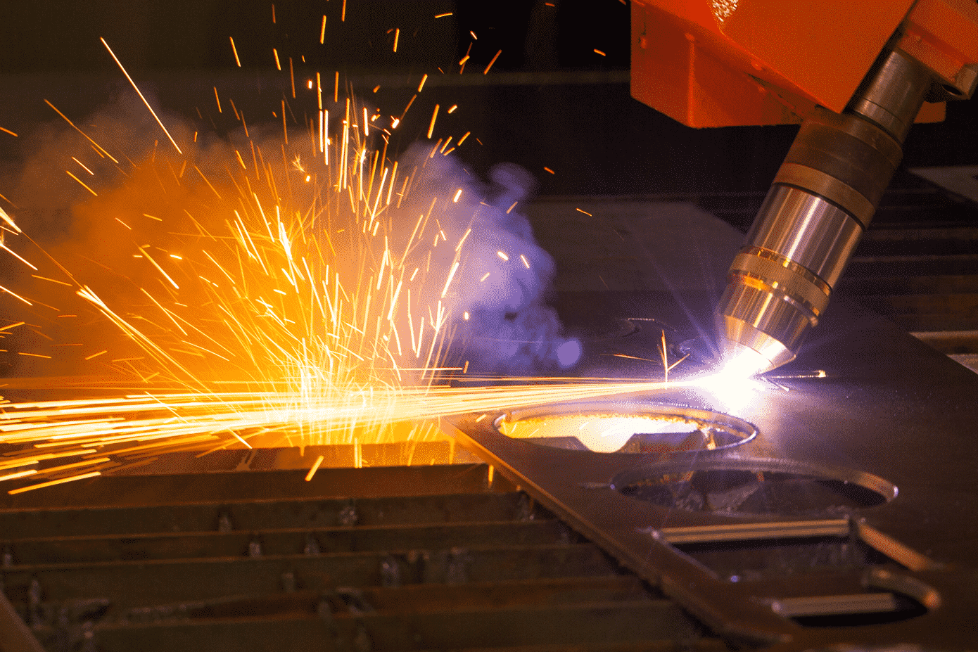 What-type-of-High-Definition-Plasma-Machine-will-suit-your-business Detail of the plasma cutting head cutting metal