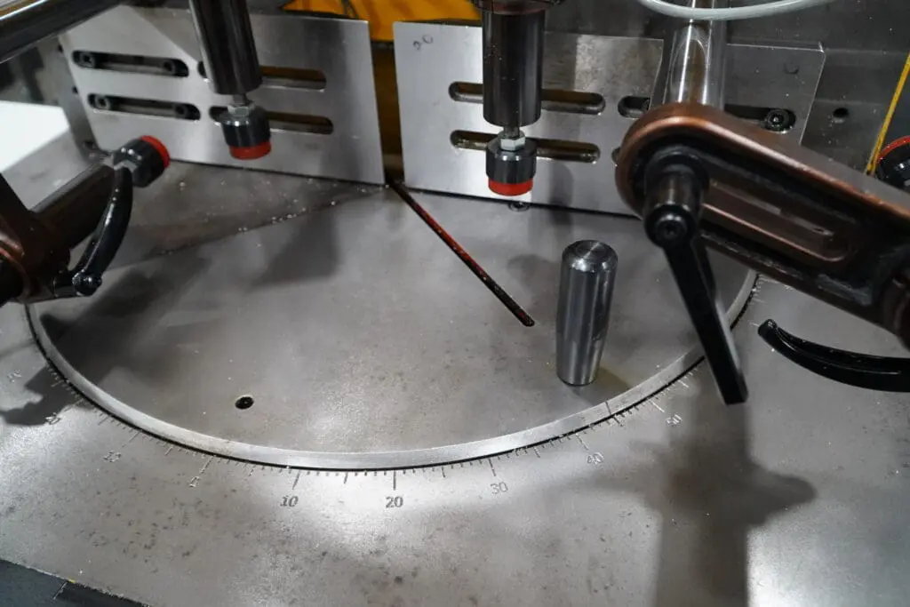 Double Mitring Turntable with quick-set 45 Degree Positioning