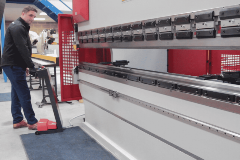 Image of the press brake beam being lowered and referenced
